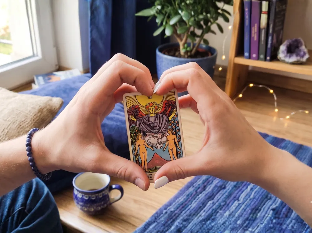 Karty tarota Auressa Tarot – atmosfera dyskretnego rozkładu online 2